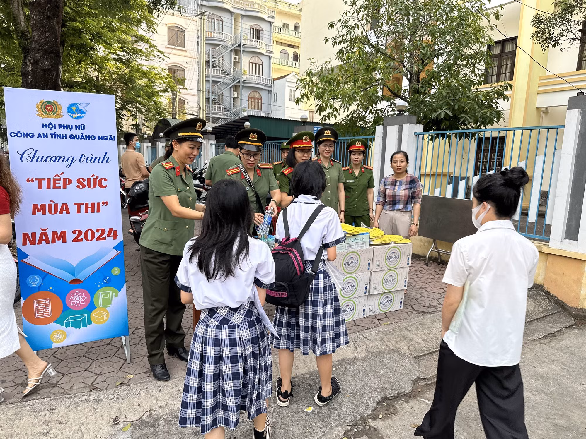 Sĩ tử ấm lòng được chống nóng từ chương trình 