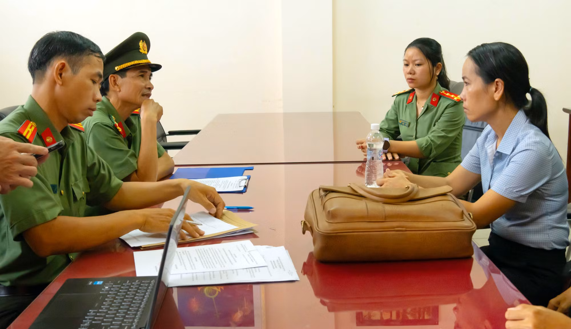 Bắt tạm giam Trưởng phòng và chuyên viên Văn phòng đăng ký đất đai Hậu Giang -0