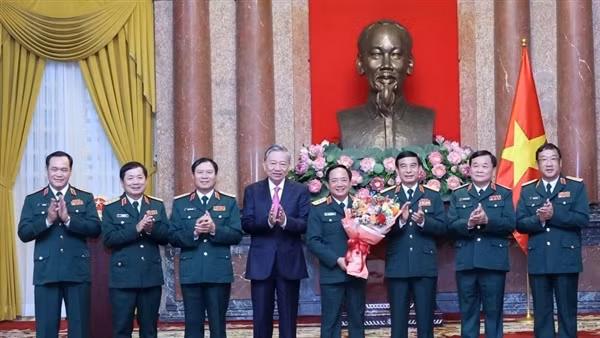 Chủ tịch nước trao quyết định bổ nhiệm Chủ nhiệm Tổng cục Chính trị Quân đội nhân dân Việt Nam