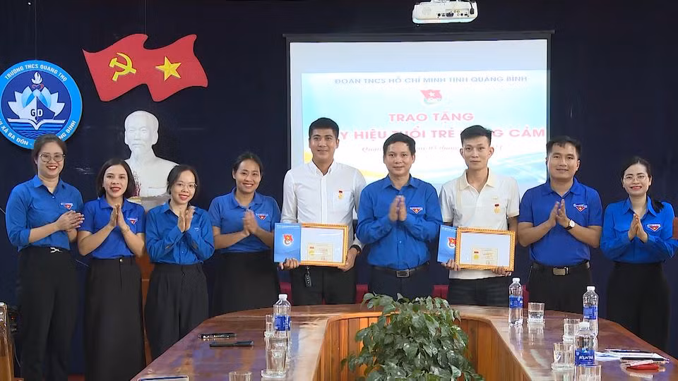 Trao huy hiệu Tuổi trẻ dũng cảm cho 3 Đoàn viên dũng cảm cứu người -0