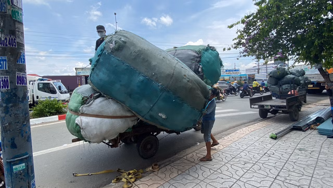 Bị phạt vì chở hàng cồng kềnh, nhiều bác tài tiếp tục nại lý do...mưu sinh -1