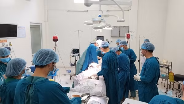 Điều tra vụ một người nước ngoài bị đâm tử vong trên đường