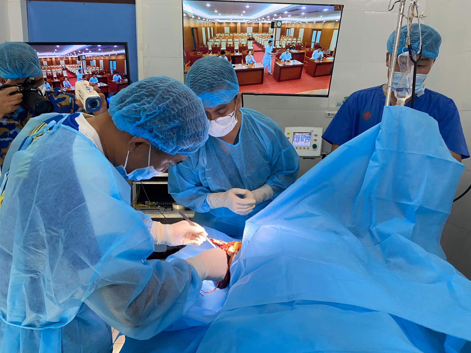 Điều trực thăng ra Trường Sa đưa ngư dân đứt lìa cánh tay về đất liền điều trị -0