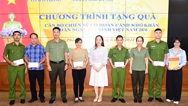 Báo CAND phối hợp hỗ trợ CBCS hoàn cảnh khó khăn