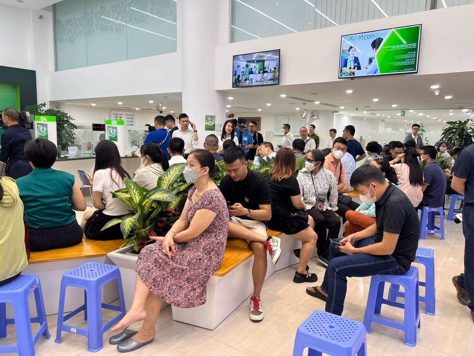 Người Hà Nội đội nắng đi mua vàng -0
