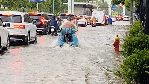 Mưa dông, lốc, sét ở miền Bắc kéo dài đến hết ngày 9/6