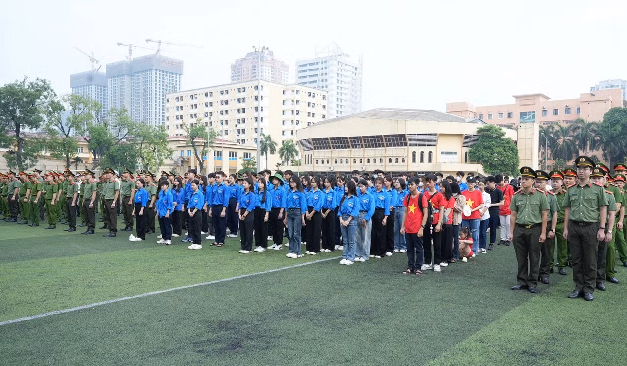 Hơn 500 CBCS, học viên CAND và tình nguyện viên ra quân hưởng ứng Tháng hành động Vì môi trường năm 2024 -0