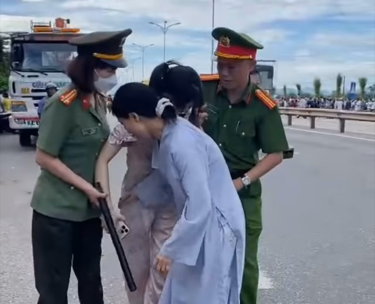 Thêm 1 trường hợp bị sốc nhiệt khi đi theo đoàn bu bám ông Thích Minh Tuệ -0
