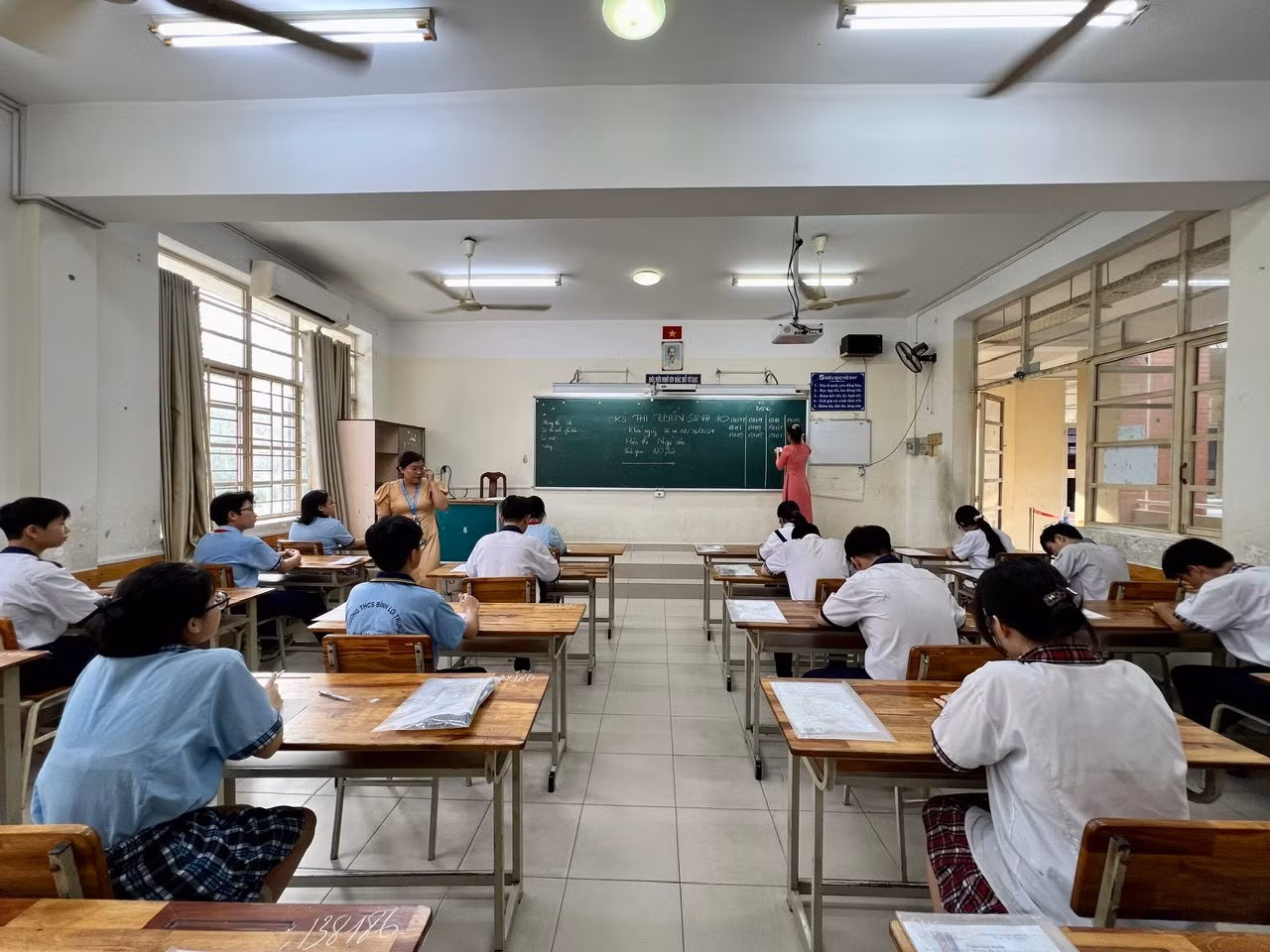 Phát hiện thí sinh đem điện thoại vào phòng thi -0