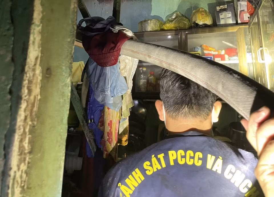 Cứu 2 người thoát đám cháy lúc rạng sáng -1