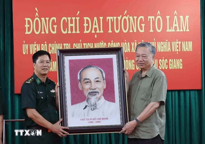 Chủ tịch nước Tô Lâm thăm cán bộ, chiến sỹ Đồn biên phòng Cửa khẩu Sóc Giang -0