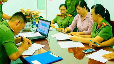 Bắt tạm giam Trưởng phòng và chuyên viên Văn phòng đăng ký đất đai Hậu Giang -0
