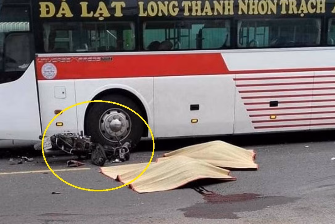 Va chạm với xe giường nằm, 2 người tử vong -0