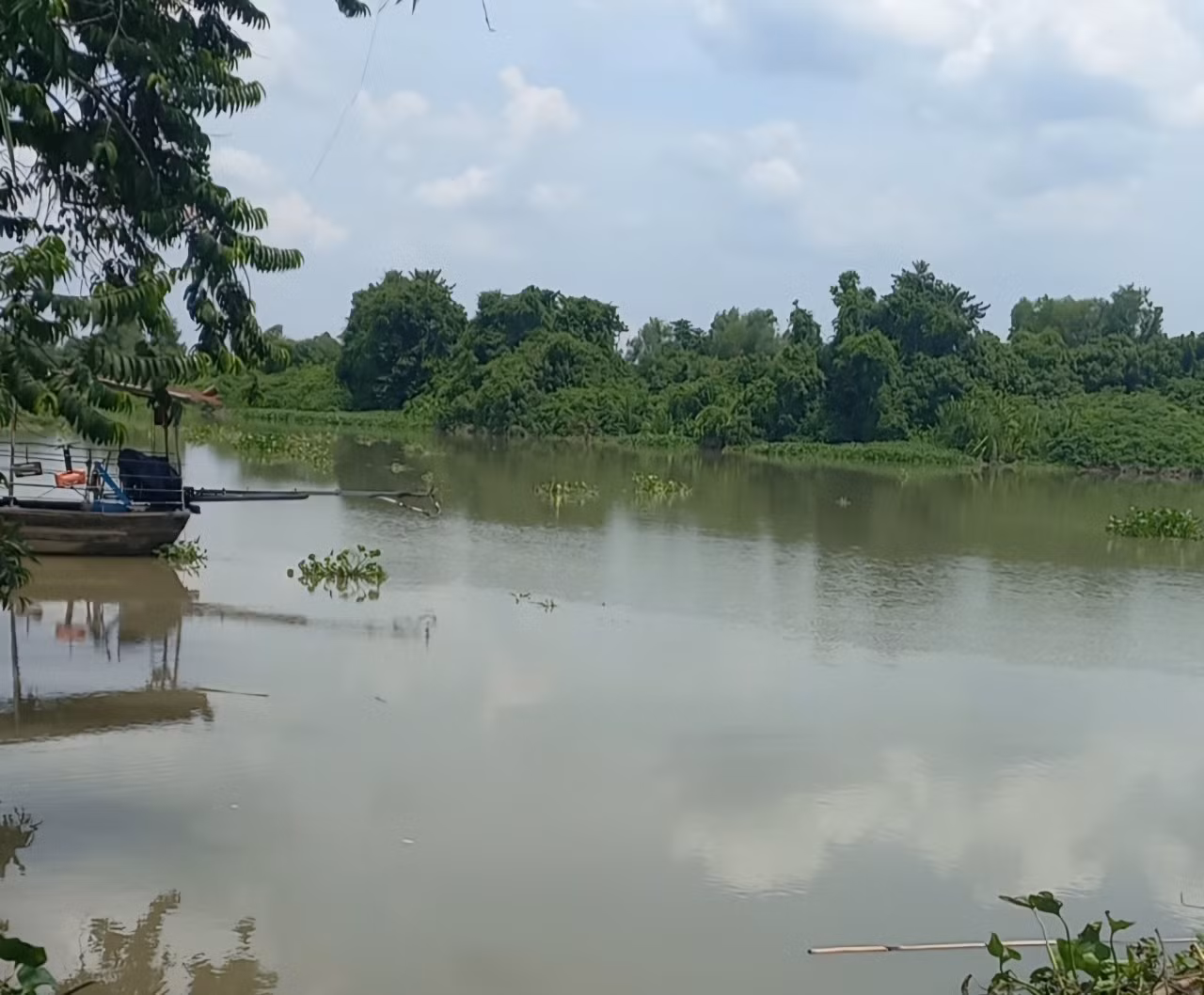 Đã tìm thấy thi thể 3 bé gái bị đuối nước khi tắm sông -0