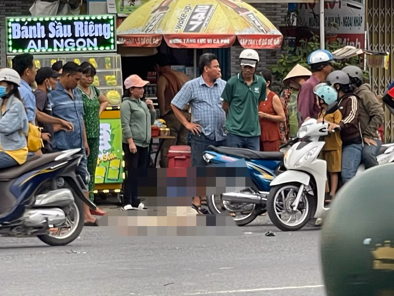 Xe chở công nhân tông hàng loạt phương tiện đang dừng đèn đỏ, 1 người tử vong -1