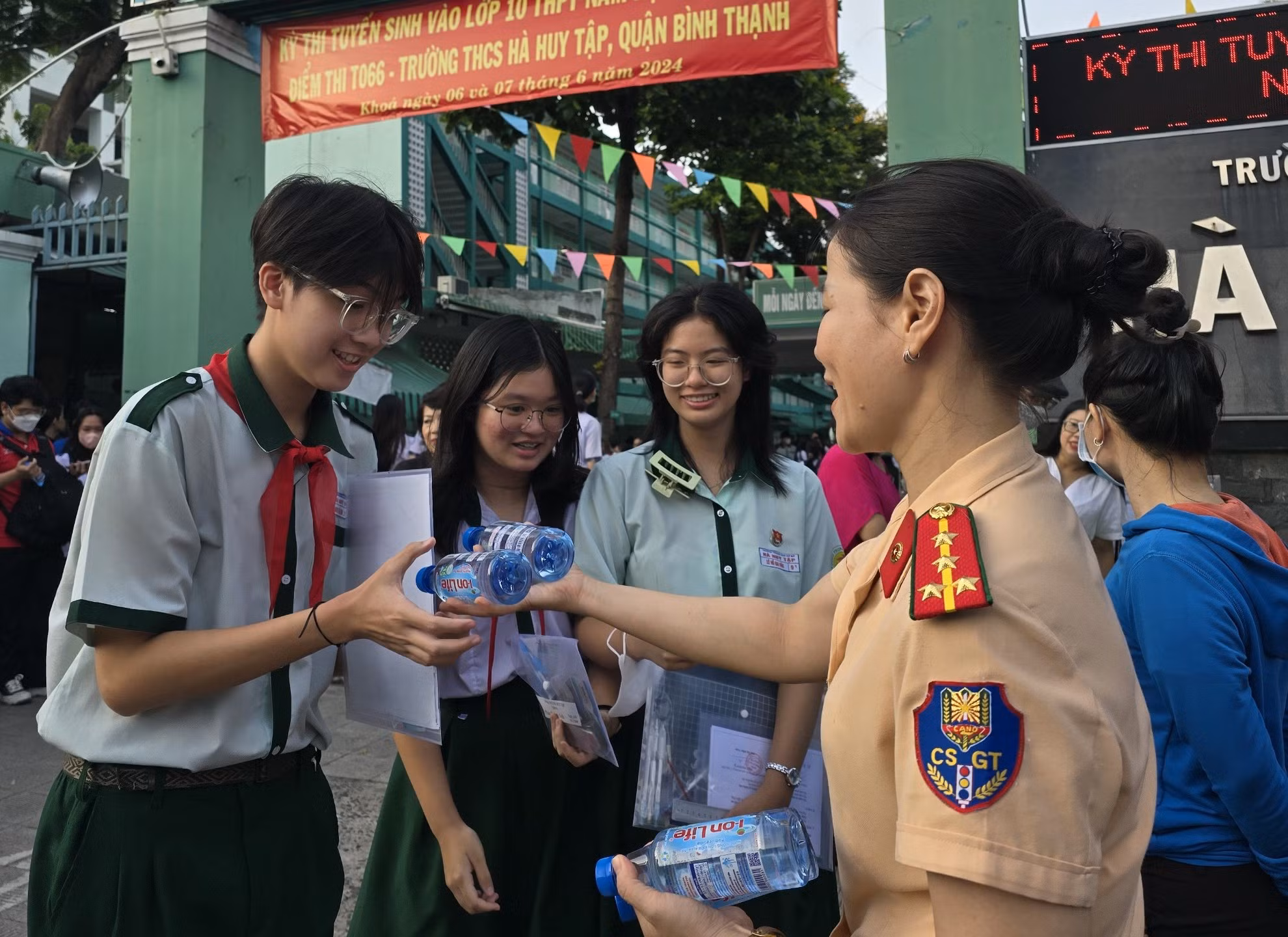 Một hình ảnh đẹp của CSGT trong kỳ thi tuyển sinh lớp 10 giờ mới được kể -0