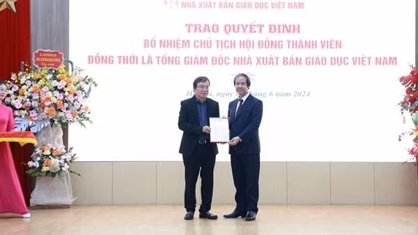 Trao quyết định bổ nhiệm Chủ tịch Hội đồng thành viên, Tổng giám đốc Nhà xuất bản Giáo dục Việt Nam
