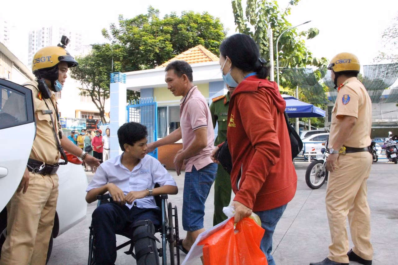 Một hình ảnh đẹp của CSGT trong kỳ thi tuyển sinh lớp 10 giờ mới được kể -0