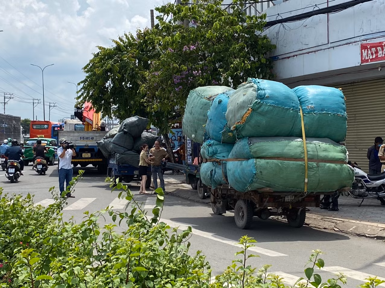 Bị phạt vì chở hàng cồng kềnh, nhiều bác tài tiếp tục nại lý do...mưu sinh -0