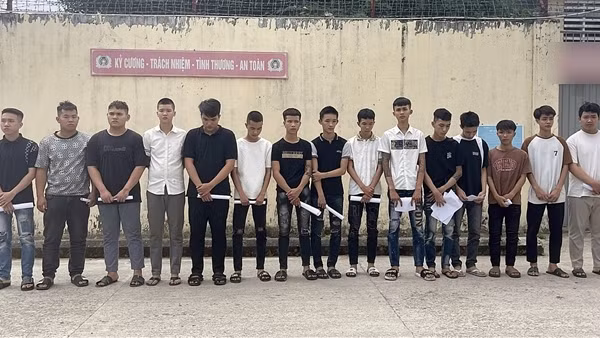 Khởi tố 24 đối tượng trong 2 nhóm chạy xe mô tô mang theo hung khí đi gây rối
