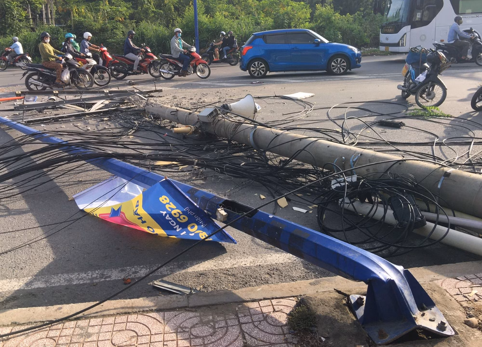 Xe đầu kéo giật sập cột điện đè trúng 2 mẹ con đi xe máy -0