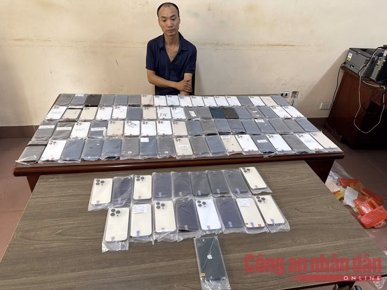 Cải trang vẻ ngoài, giả mạo chủ cửa hàng để lấy 90 Iphone, trị giá hơn 1 tỷ đồng -0