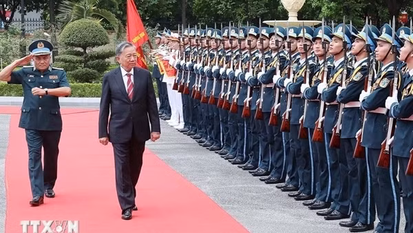 Chủ tịch nước thăm và làm việc tại Quân chủng Phòng không-Không quân