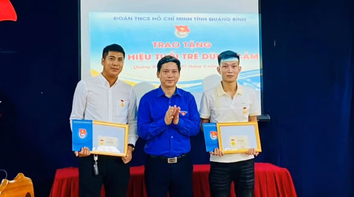 Trao huy hiệu Tuổi trẻ dũng cảm cho 3 Đoàn viên dũng cảm cứu người -0