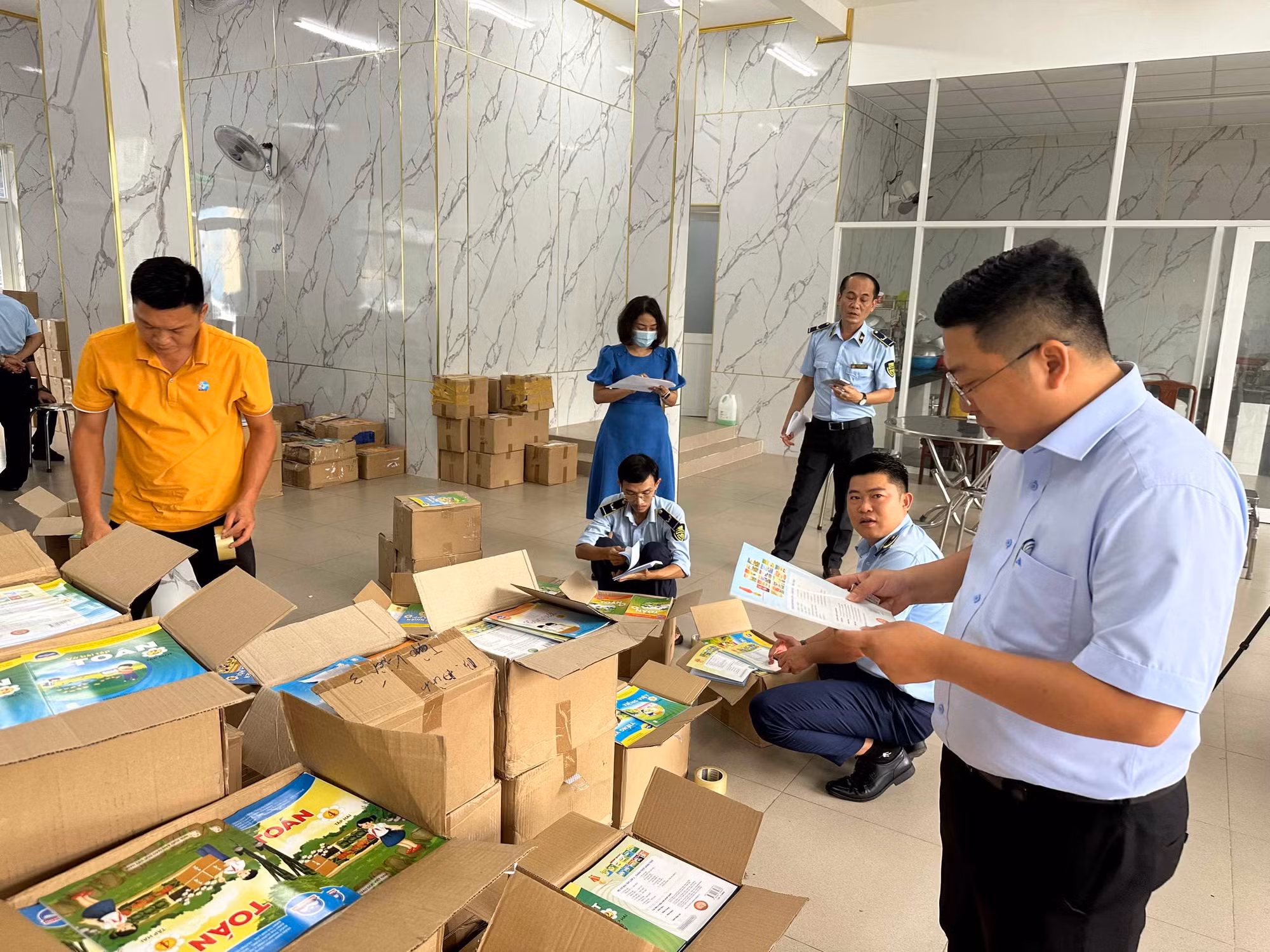 Tăng cường xử phạt, áp dụng công nghệ cao để chống nạn sách giả -1