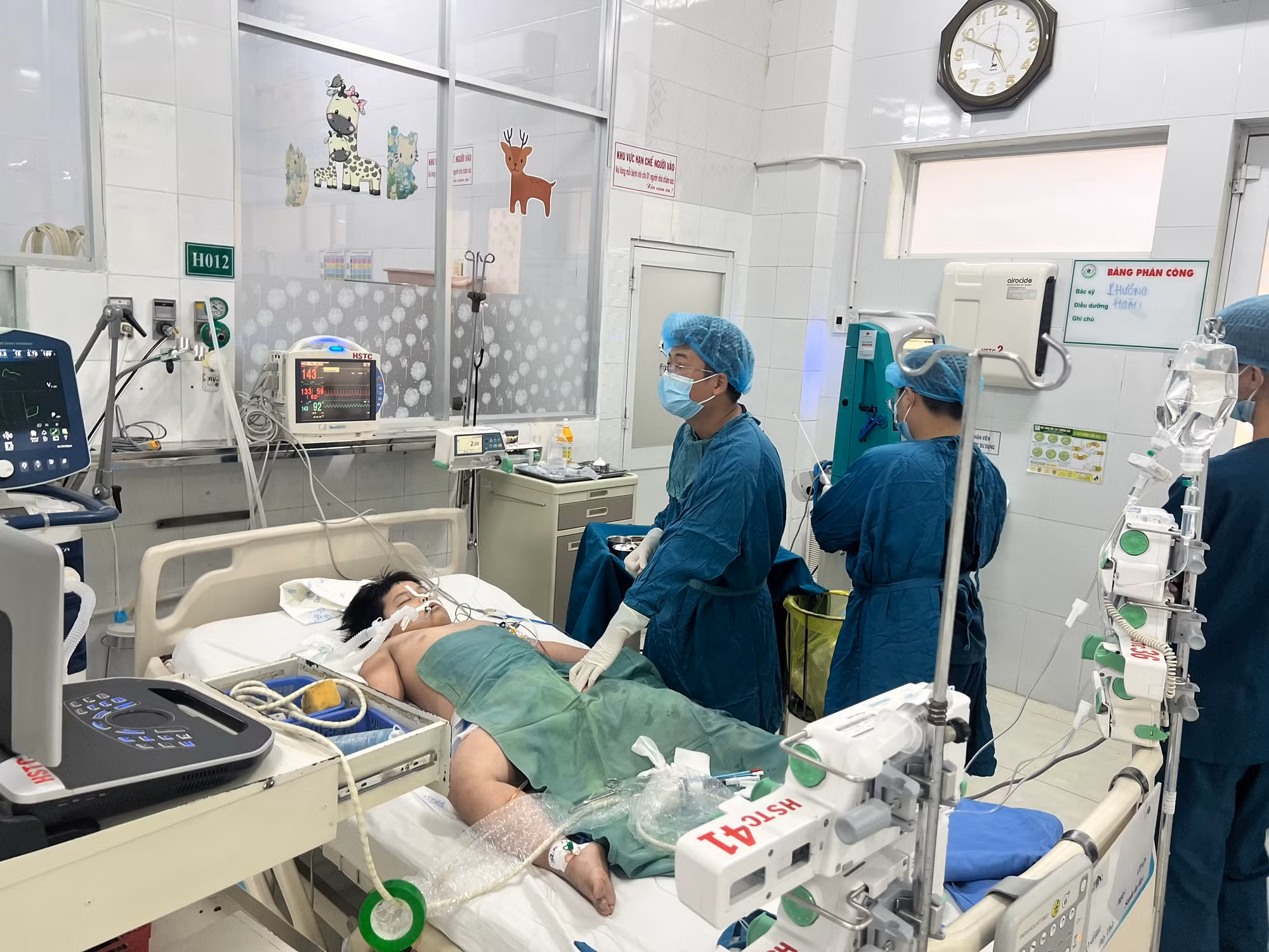 Bệnh nhi bị nặng nhất trong vụ ngộ độc bánh mì ở Đồng Nai đã tử vong -0