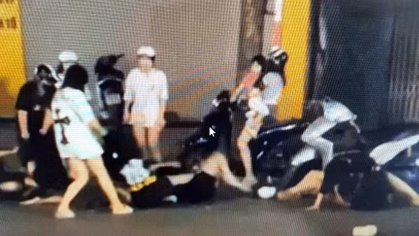 Giáo dục, răn đe nhóm thiếu nữ ẩu đả trên đường Trần Khát Chân