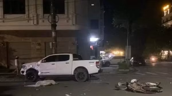Ô tô bán tải đâm va chạm xe máy trong đêm, 3 người thương vong