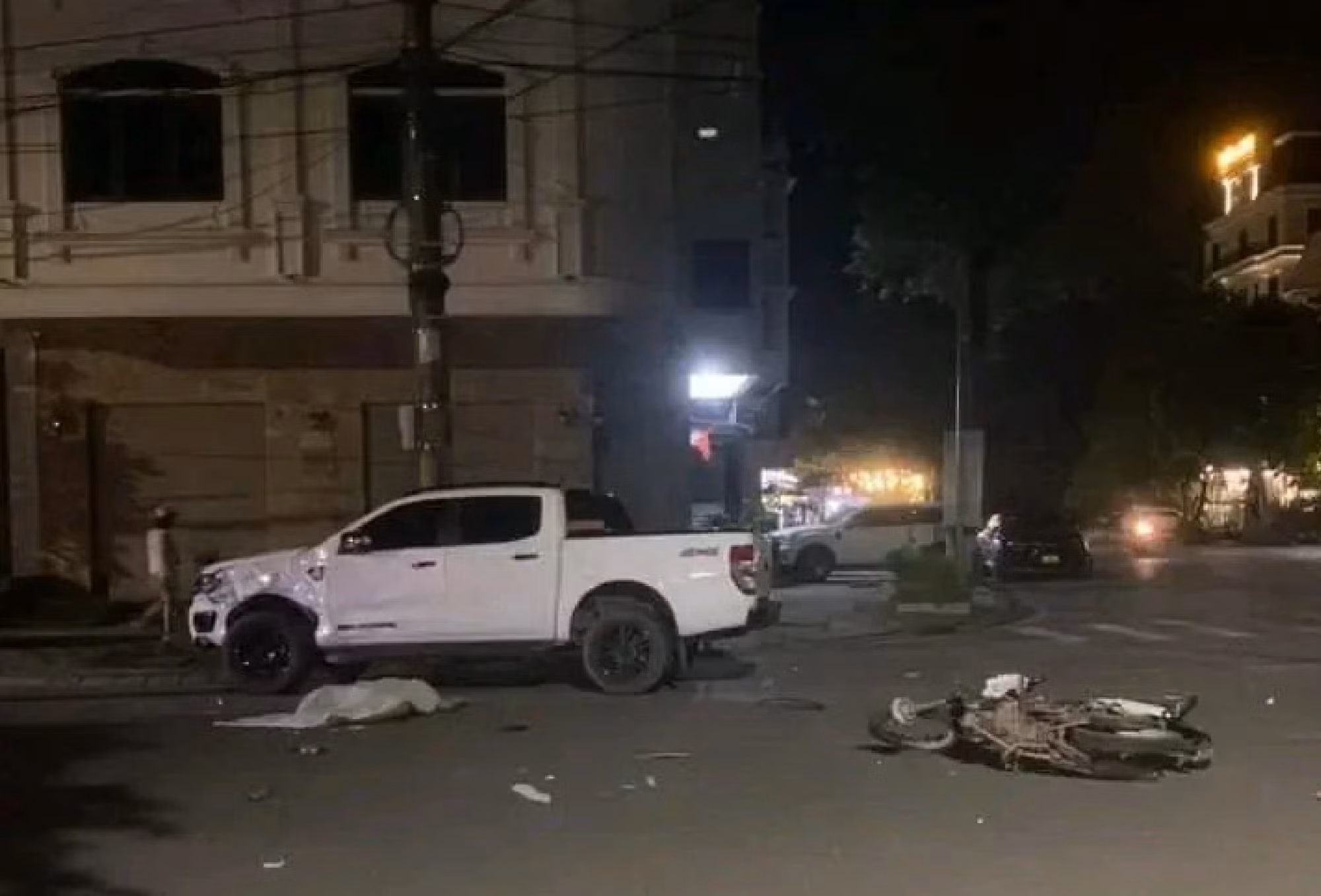 Ô tô bán tải đâm va chạm xe máy trong đêm, 3 người thương vong -0