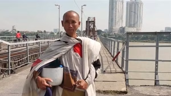 Ông Lê Anh Tú (Thích Minh Tuệ) tự nguyện dừng việc đi bộ khất thực