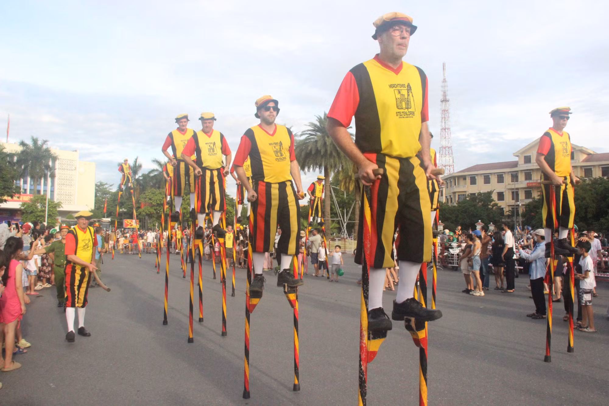 Rực rỡ sắc màu văn hóa tại lễ hội đường phố Festival Huế 2024 -3