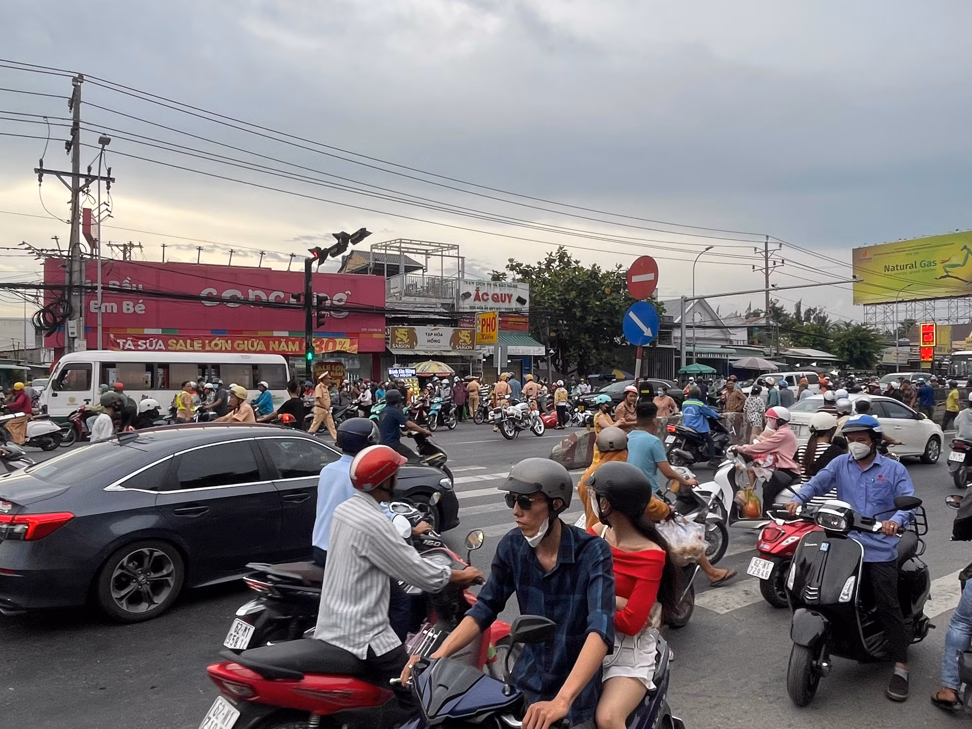 Xe chở công nhân tông hàng loạt phương tiện đang dừng đèn đỏ, 1 người tử vong -1