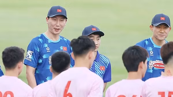 Đội tuyển Việt Nam thời ông Kim Sang-sik bắt đầu từ sự ngại ngùng