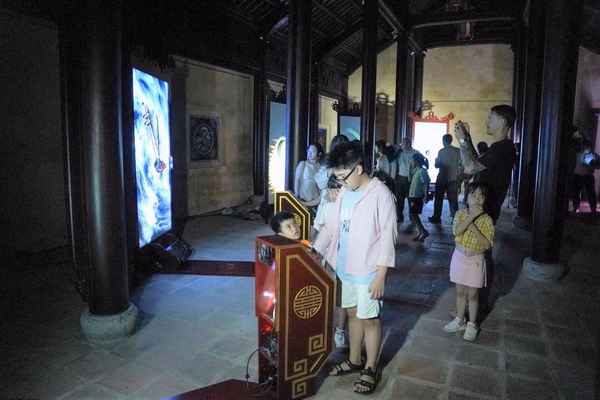 Du khách thích thú khám phá “lễ hội ánh sáng” trong Đại Nội Huế -0