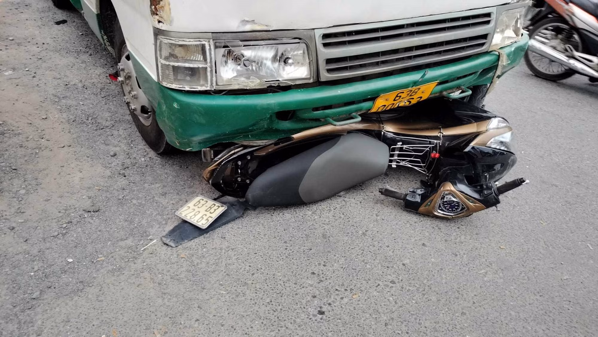 Xe chở công nhân tông hàng loạt phương tiện đang dừng đèn đỏ, 1 người tử vong -0