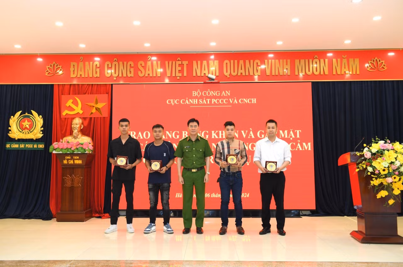 Trao tặng Bằng khen của Bộ Công an và gặp mặt các cá nhân có hành động dũng cảm cứu người trong vụ cháy -0