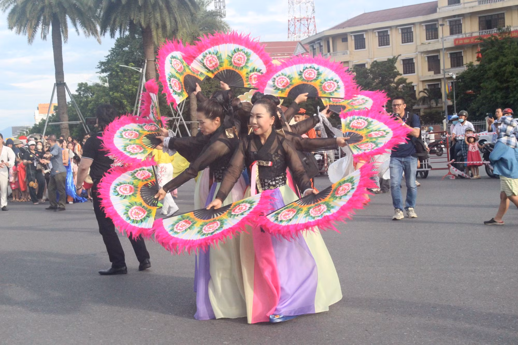 Rực rỡ sắc màu văn hóa tại lễ hội đường phố Festival Huế 2024 -2