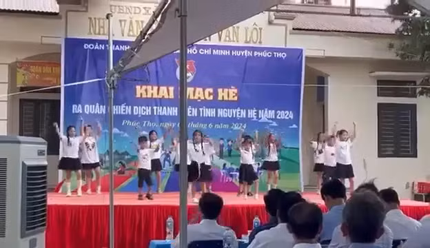 Sập sân khấu khai mạc hè, nhiều trẻ bị thương -0