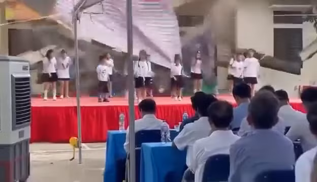 Sập sân khấu khai mạc hè, nhiều trẻ bị thương -0