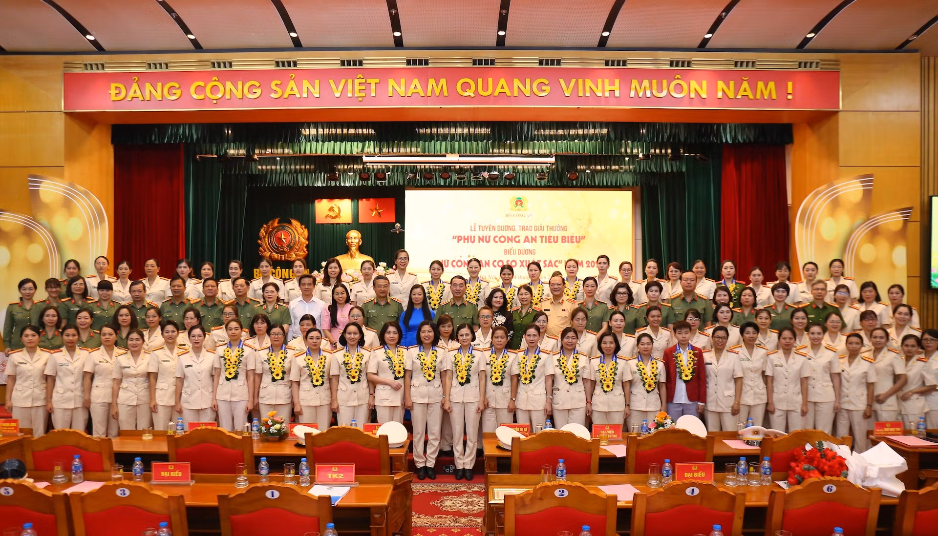 Tuyên dương Phụ nữ Công an tiêu biểu và nữ Công an cơ sở xuất sắc năm 2023. -0