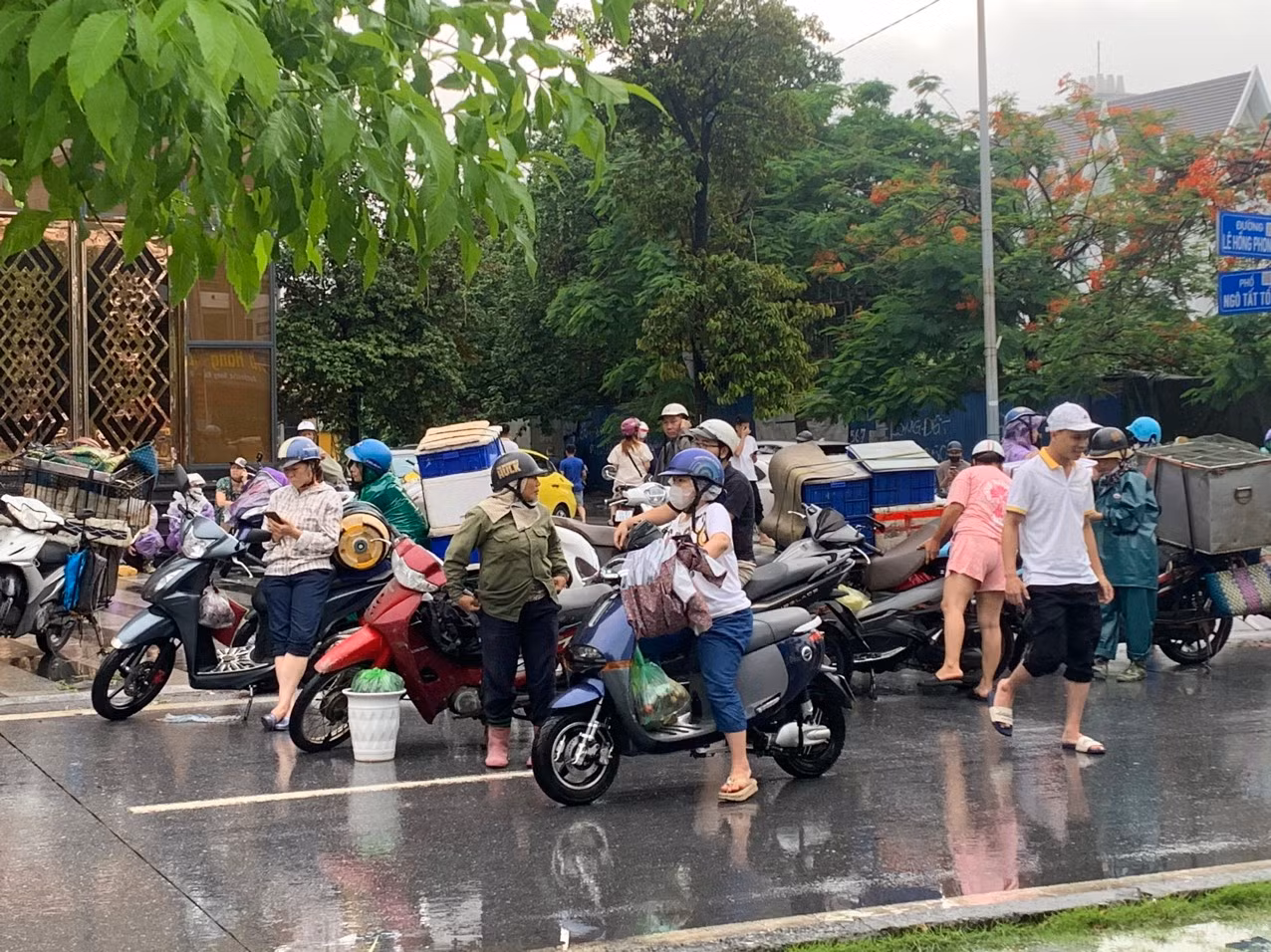 Công an Hải Phòng xuống đường giúp dân trong mưa lụt kỷ lục -0