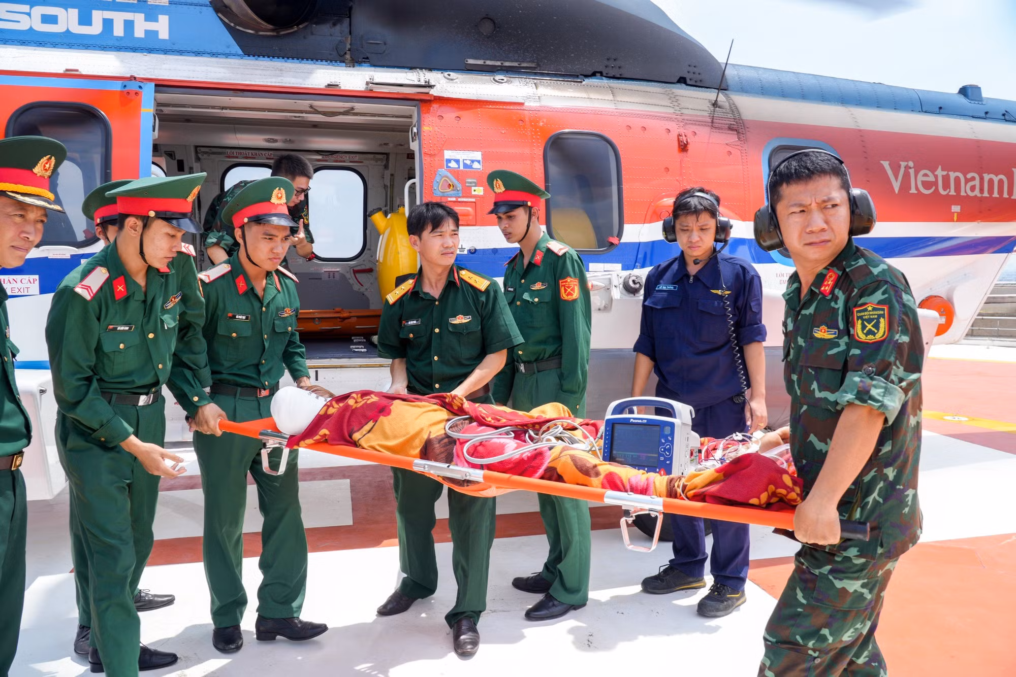 Đưa bệnh nhân bị chấn thương nặng, đứt rời 1/3 cánh tay phải về đất liền an toàn -0