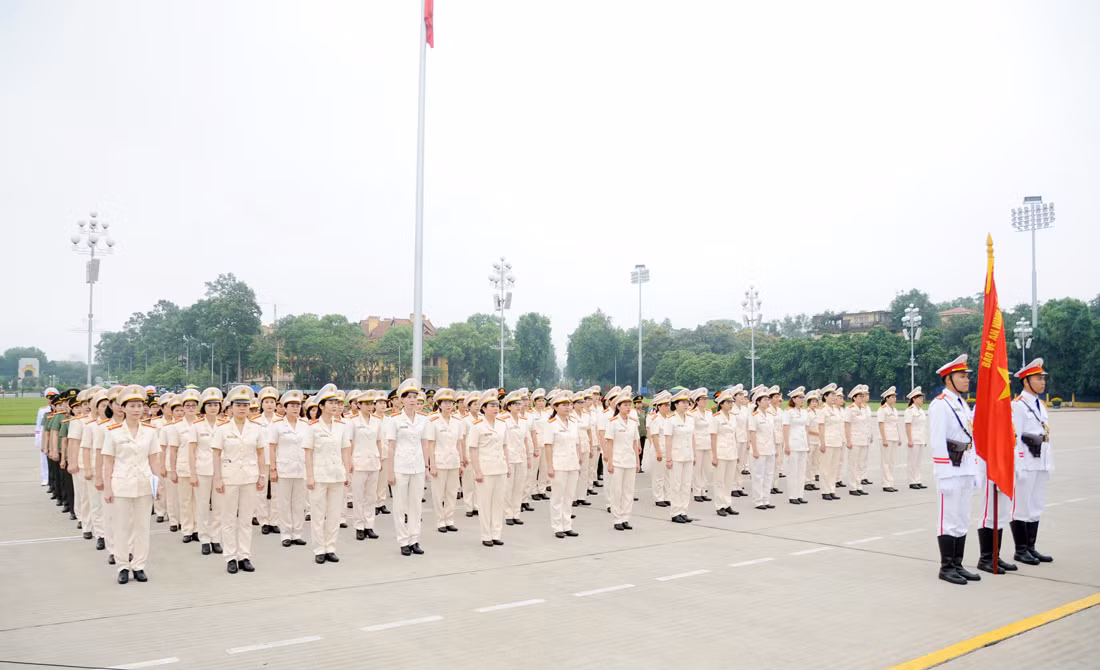 Đoàn Phụ nữ CAND tiêu biểu báo công, vào Lăng viếng Bác -0