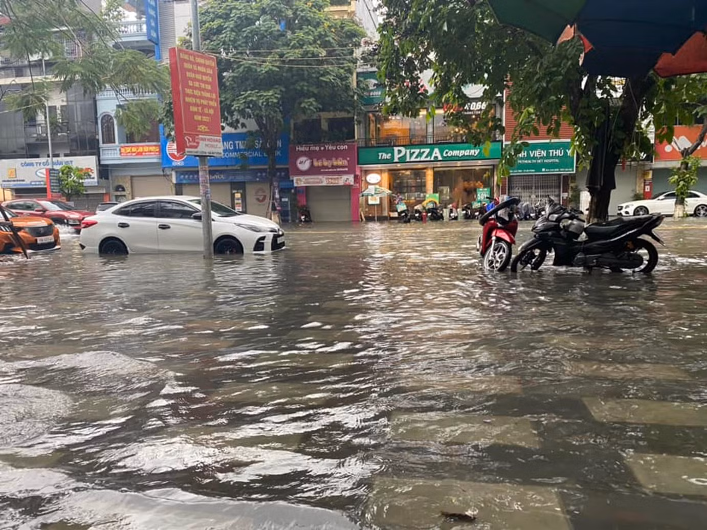 Công an Hải Phòng xuống đường giúp dân trong mưa lụt kỷ lục -0