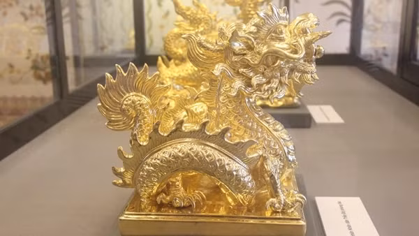 Tinh xảo hình tượng rồng trên phiên bản Kim ấn triều Nguyễn đúc bằng gốm