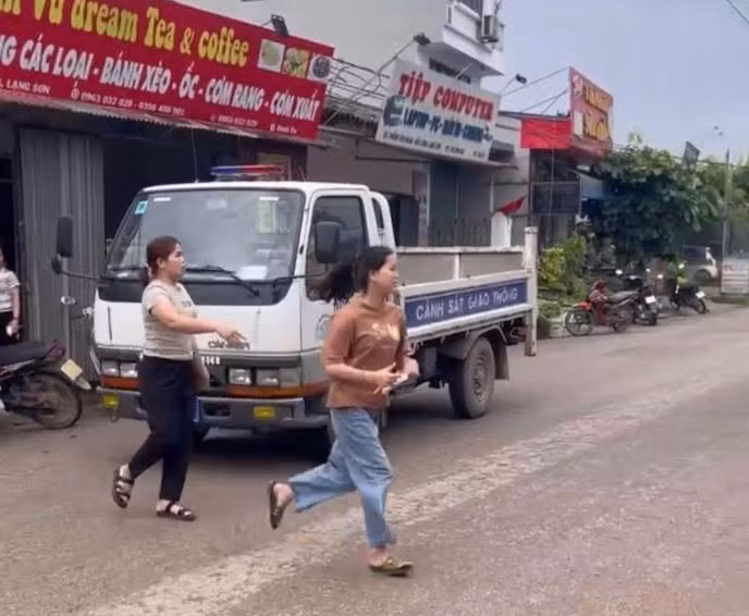 Công an đến tận nhà đưa nữ sinh quên lịch tới điểm thi -0